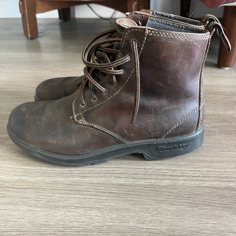 Brown lace up blundestones